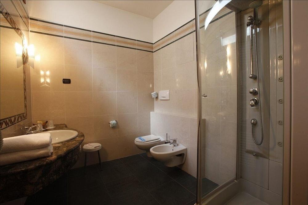 Airport Hotel Malpensa Lonate Pozzolo Exterior photo