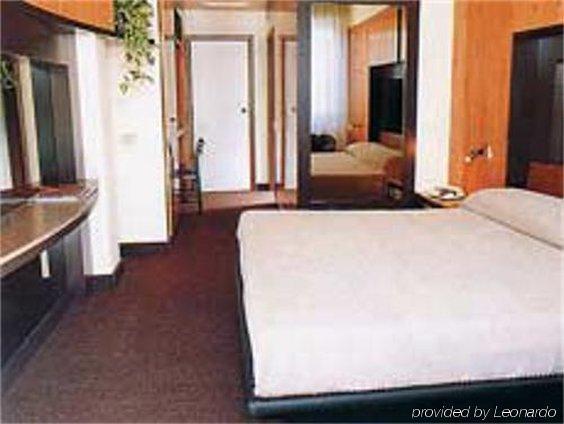 Airport Hotel Malpensa Lonate Pozzolo Room photo