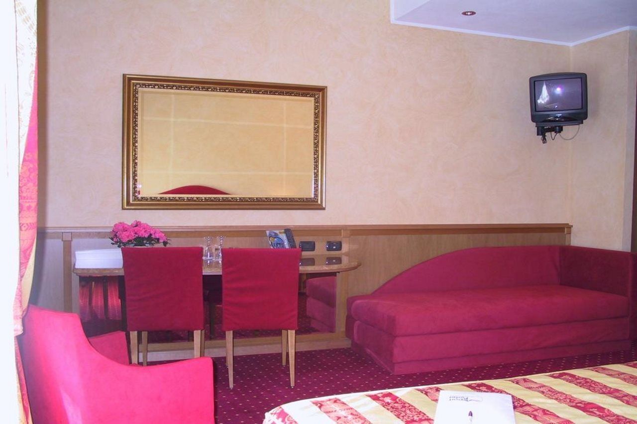 Airport Hotel Malpensa Lonate Pozzolo Exterior photo
