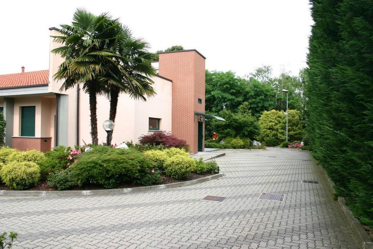 Airport Hotel Malpensa Lonate Pozzolo Exterior photo